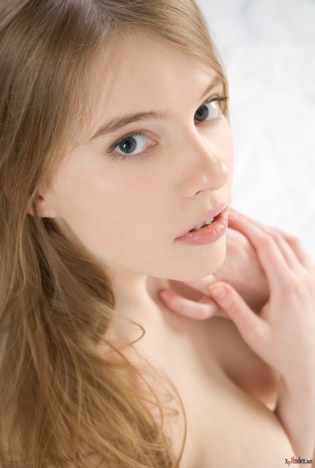 Радостная блондинка Леона в студии