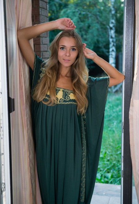 Летняя радость: Дана позирует обнаженной