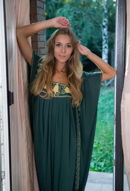 Летняя радость: Дана позирует обнаженной