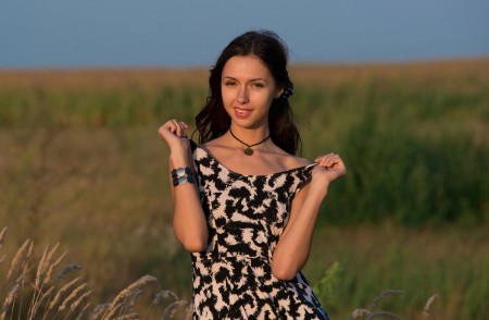 Летняя натуралистическая фотосессия с улыбающейся моделью Нелли А