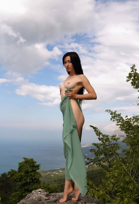 Летняя счастливая фотосессия с улыбающейся моделью