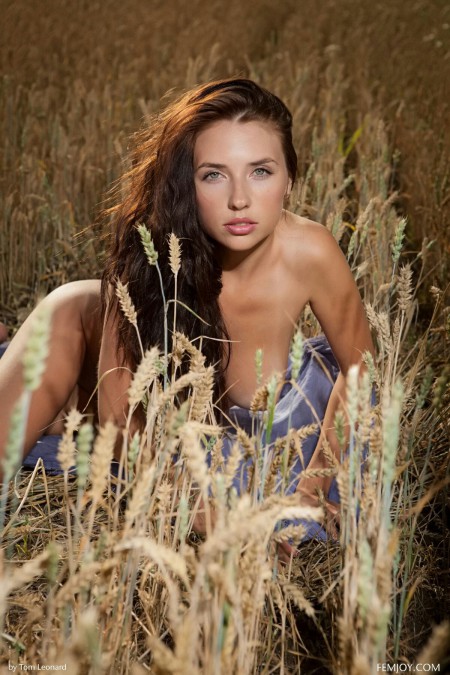 Летняя эротическая фотосессия на природе