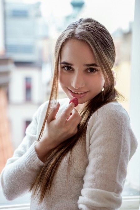 Счастливая блондинка в эротической фотосессии