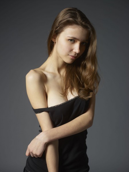 Изысканная модель Милла в эротической фотосессии