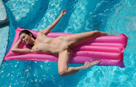 Летнее веселье у бассейна