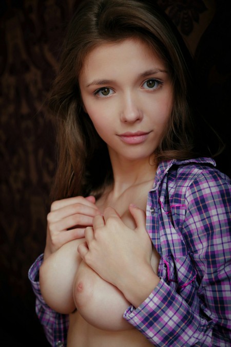 Соблазнительная Мила Азул: фешн в студии