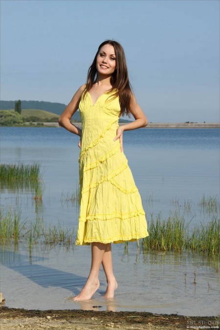 Летняя красота: Марта голая на природе