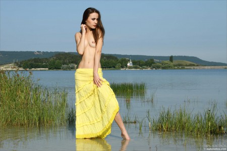 Летняя красота: Марта голая на природе