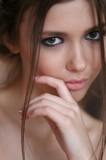 Нежная модель Мила Азур в джинсах