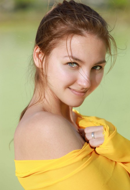 Летний портрет Изабеллы на природе