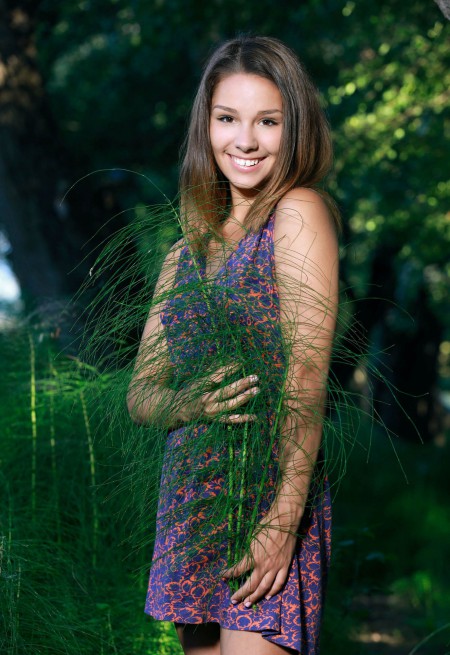 Летняя радость: обнаженная красавица Эмми А