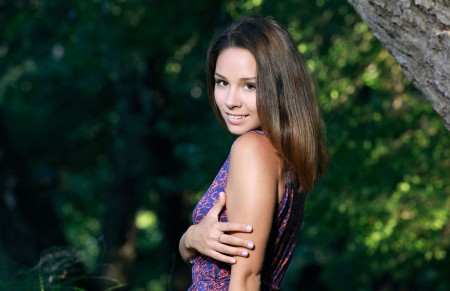 Летняя радость: обнаженная красавица Эмми А