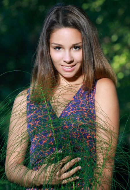 Летняя радость: обнаженная красавица Эмми А.