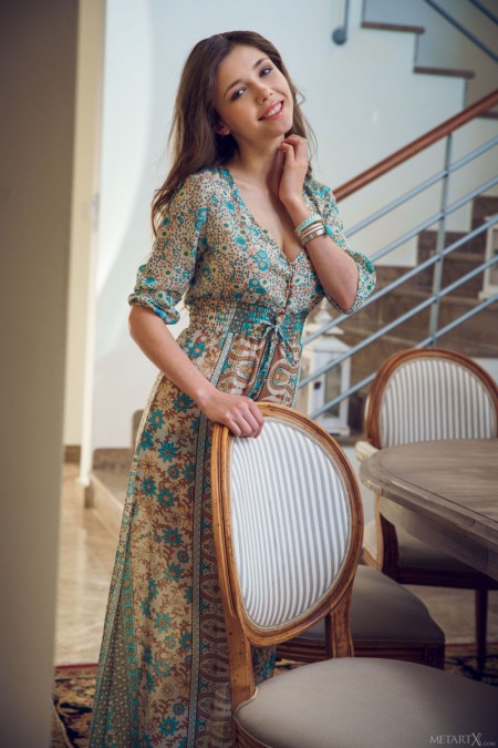 Нежная сенсуальность: Мила Азул в домашней обстановке