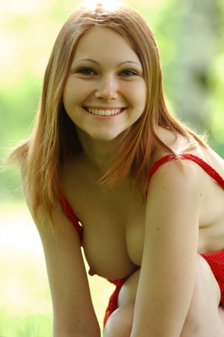 Летняя сексуальная красота в лесу