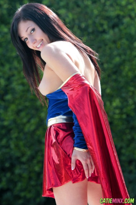 Веселая Catie Minx радуется природе