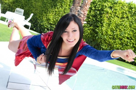 Веселая Catie Minx радуется природе