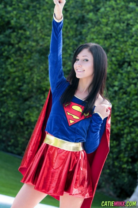 Веселая Catie Minx радуется природе