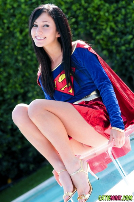 Веселая Catie Minx радуется природе