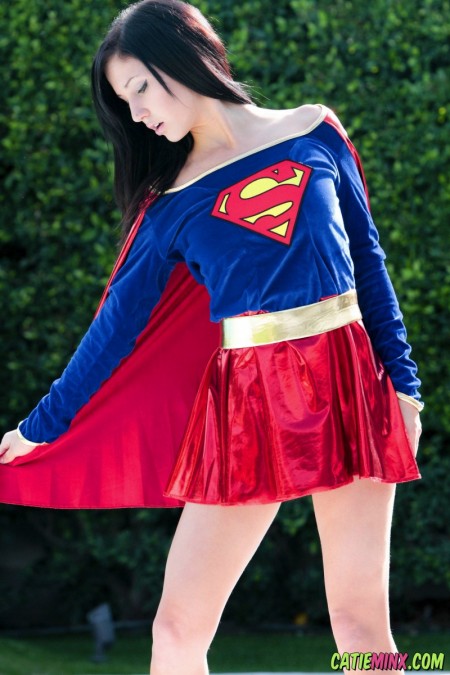 Веселая Catie Minx радуется природе