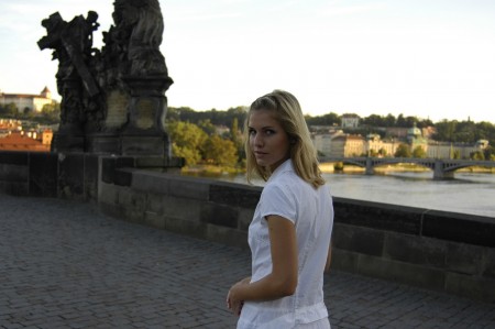 Ивета Б в эротической съемке на улице