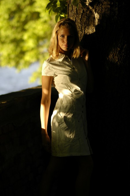 Ивета Б в эротической съемке на улице