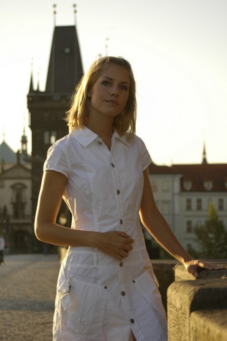 Ивета Б в эротической съемке на улице