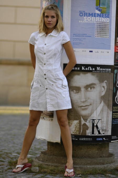 Ивета Б в эротической съемке на улице