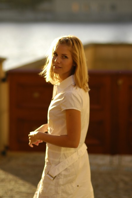 Ивета Б в эротической съемке на улице