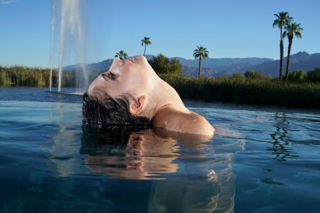 Солнечная сессия фотографий у бассейна