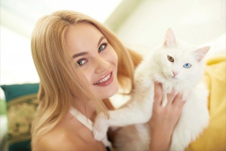 Элегантная счастливая девушка Talia A