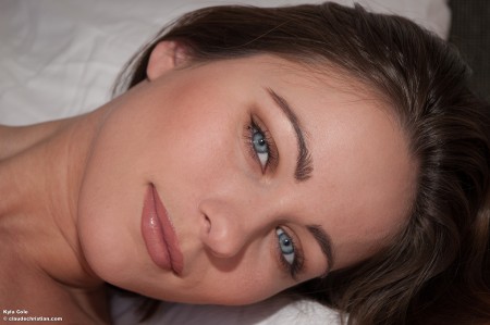 Прикроватная соблазнительница: фотосессия с Кайлой Коул