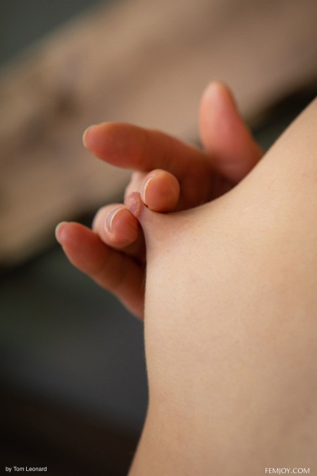 Веселая улыбка: Amber Pearl в деревенском интерьере