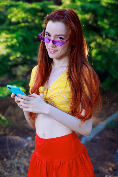 Летний наряд рыжей красавицы