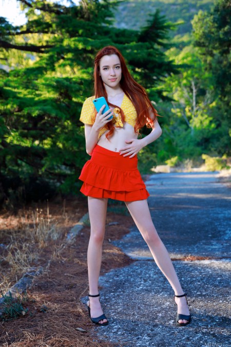 Летний наряд рыжей красавицы