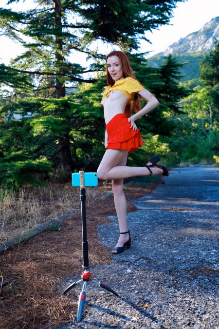 Летний наряд рыжей красавицы