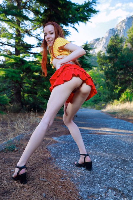 Летний наряд рыжей красавицы