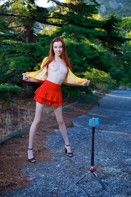 Летний наряд рыжей красавицы