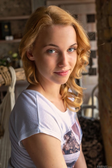 Лана Блу в домашней обстановке