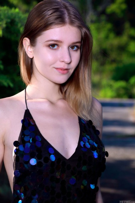 Летняя элегантность: обнаженная Либби в лесу