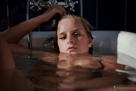 Счастливая Миела: чувственная эротика в помещении