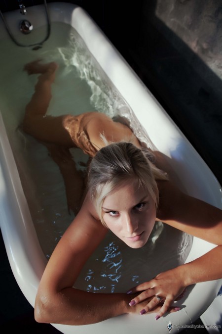 Счастливая Миела: чувственная эротика в помещении