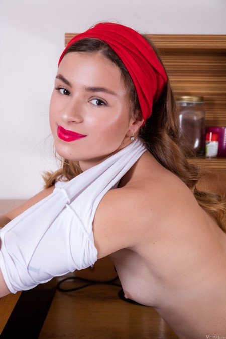 Веселая Мария: Дома в эротической фотосессии