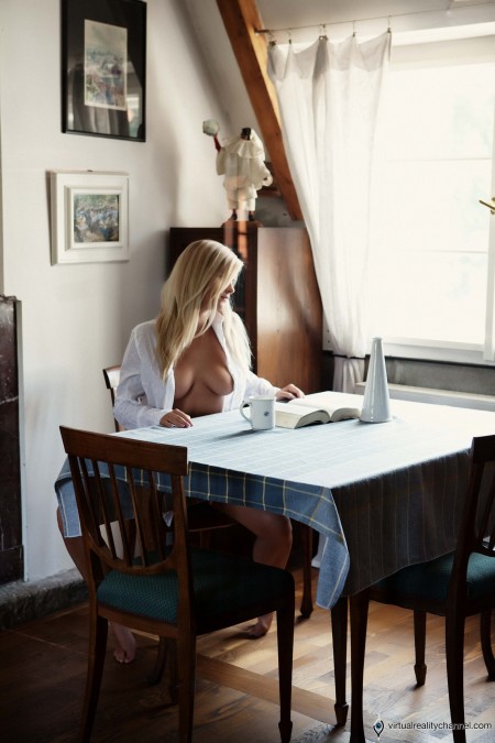 Блондинка Миела А в домашнем фотосете