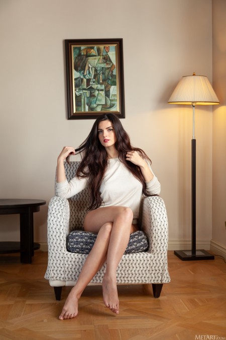 Изящная модель в эротической фотосессии