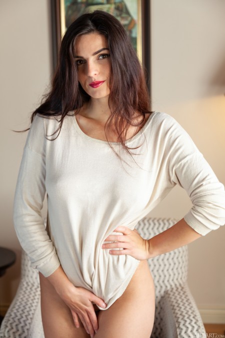 Изящная модель в эротической фотосессии