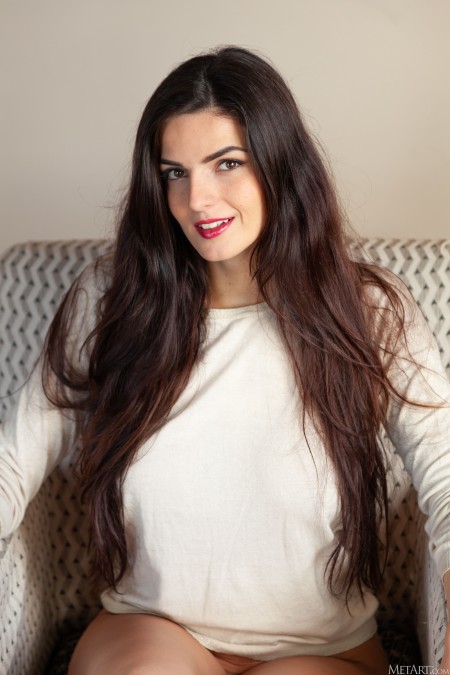 Изящная модель в эротической фотосессии