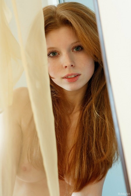 Элегантная красотка у окна