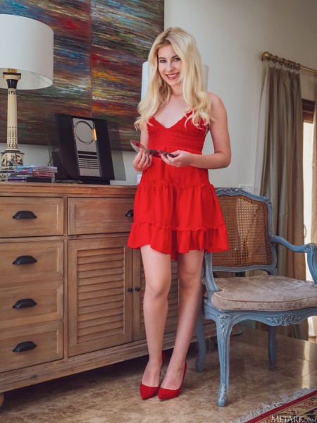 Соблазнительная смеющаяся Лилли Белла