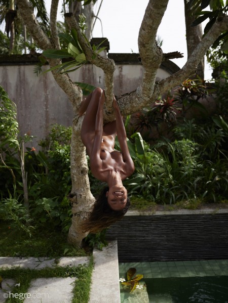 Летняя свежесть: эротическая фотосессия у бассейна